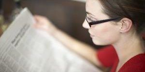 Consejos para una buena lectura Parpadear es clave para una buena salud visual a la hora de dedicarse a la lectura. Cuando nos concentramos en esta actividad provocamos que el parpadeo sea menor, y esto conlleva sequedad y mala calidad de la visión. Por esta razón es recomendable no dejar de hacerlo o incluso recurrir a lágrimas artificiales si se tienen los ojos muy secos. Para una buena lectura, además, es fundamental disponer de una luz apropiada, mejor si es lateral, así como guardar una distancia mínima con el libro (equivalente a la medida del antebrazo).