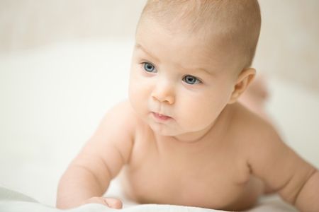 cómo ve un bebé recién nacido