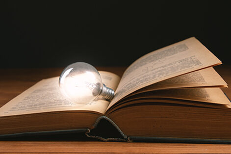 ¿Leer con poca luz daña los ojos? 7 claves que debes conocer